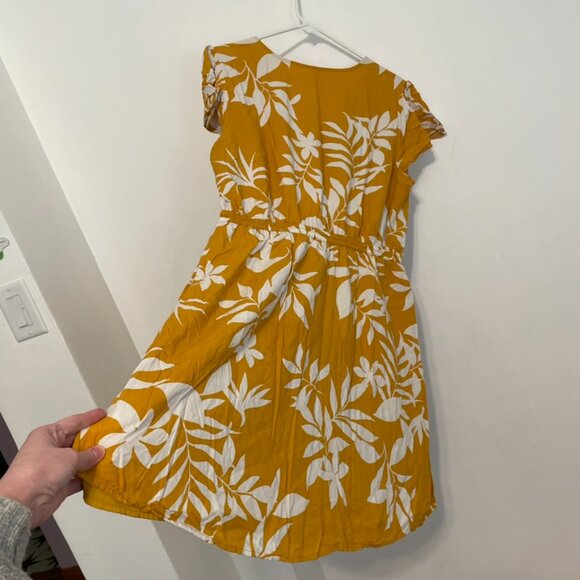 OLD NAVY Waist Defined V-Neck Dress Mustard Yellow White Floral Cap Sleeve Knee - Picture 14 of 14